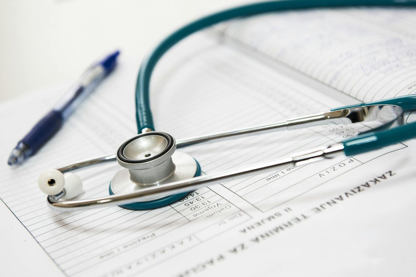 Stéthoscope posé sur un carnet de rendez-vous